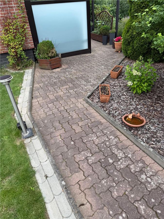 Gereinigter Gehweg durch den Garten eines Privatkunden