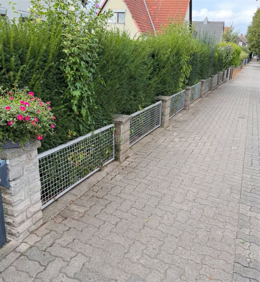 Gereinigter Gehweg ohne Laub und Schmutz
