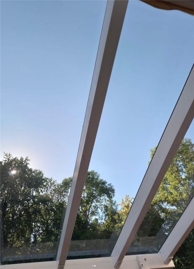 Streifenfrei gereinigtes Glasdach einer privaten Terrassenüberdachung